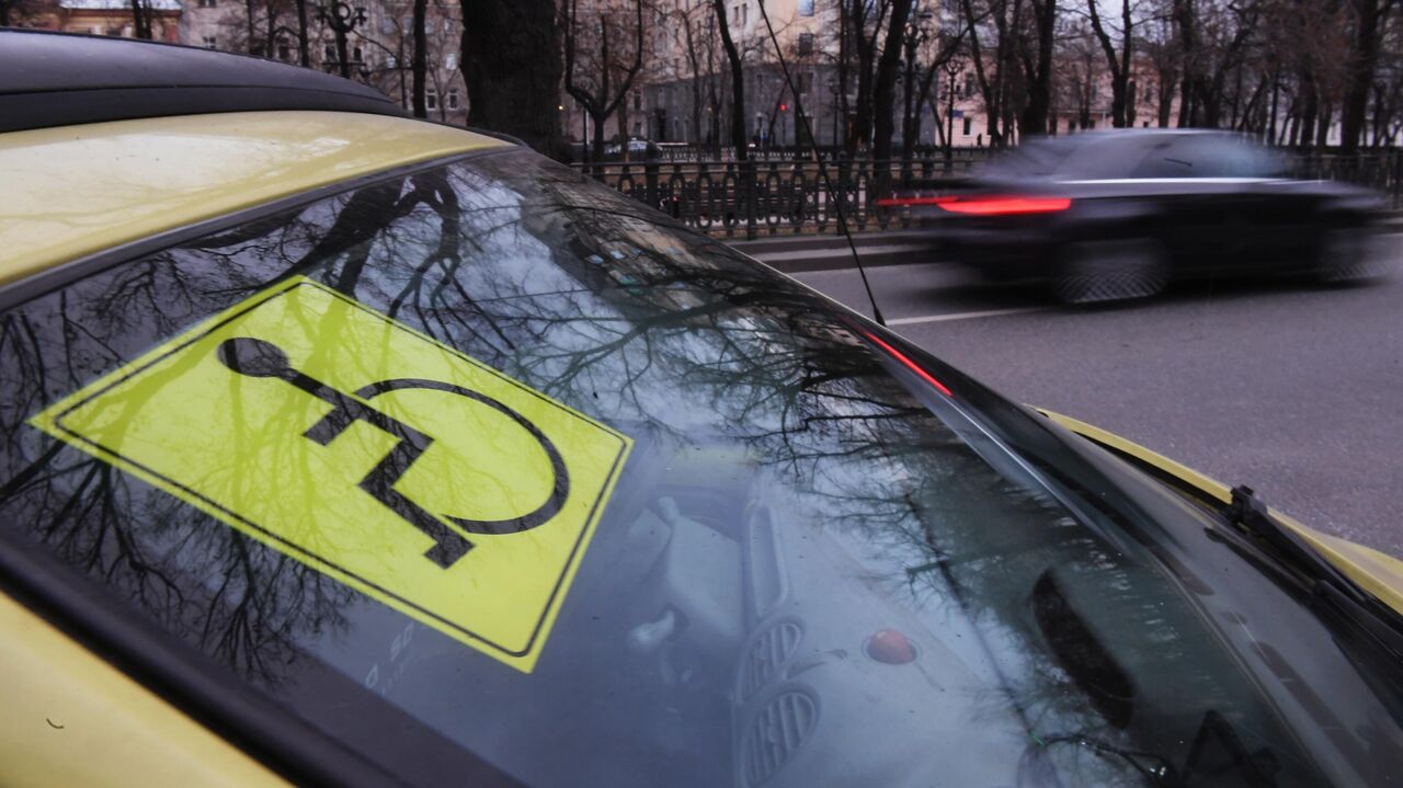 автомобиль с наклейкой инвалид припаркован на специальном месте автомобиль с наклейкой инвалид припаркован на специальном месте