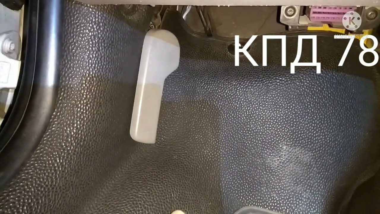 Открытый капот автомобиля, рука в перчатке откручивает крышку расширительного бачка, крупный план Открытый капот автомобиля, рука в перчатке откручивает крышку расширительного бачка, крупный план