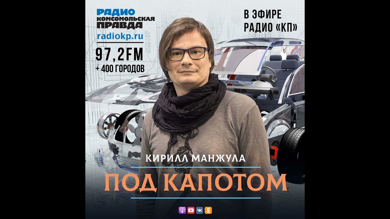 водитель сверяет значок на панели с инструкцией в смартфоне водитель сверяет значок на панели с инструкцией в смартфоне