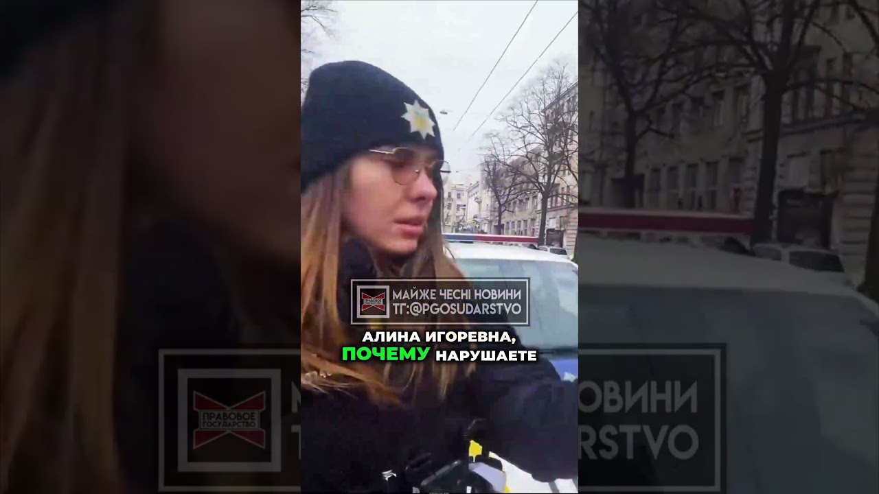 водитель разговаривает по телефону на пустом парковочном месте, выглядит озадаченным водитель разговаривает по телефону на пустом парковочном месте, выглядит озадаченным