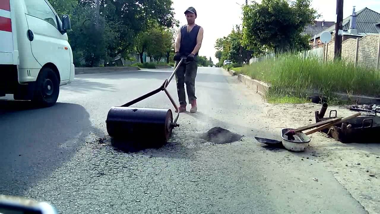 процесс очистки асфальта жесткой щеткой с пеной процесс очистки асфальта жесткой щеткой с пеной