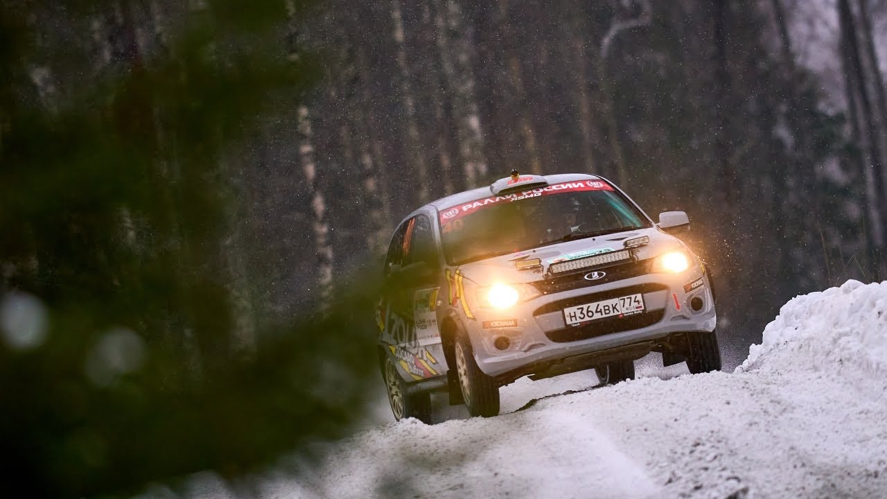 раллийный автомобиль в заносе на зимней лесной дороге Карелия раллийный автомобиль в заносе на зимней лесной дороге Карелия