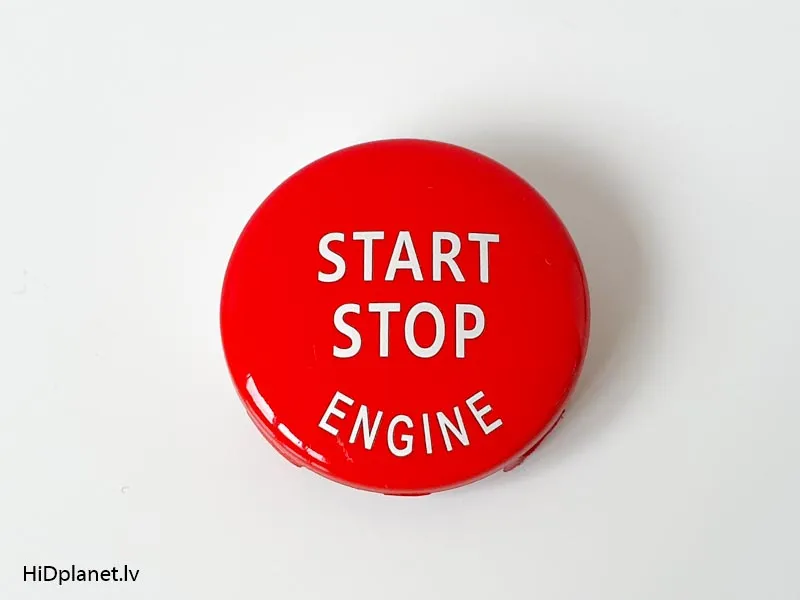 Кнопка Start/Stop Engine крупным планом в современном автомобиле