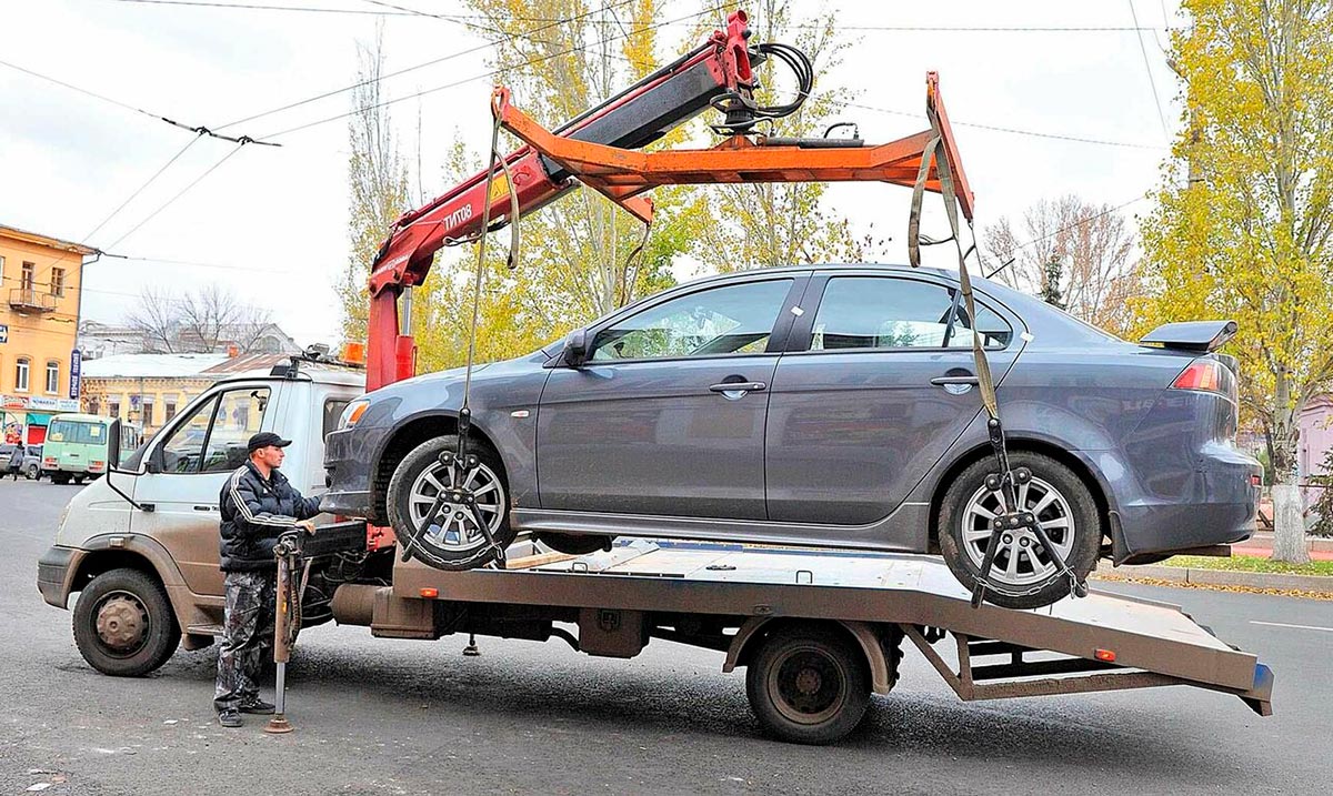погрузка неисправного автомобиля на эвакуатор