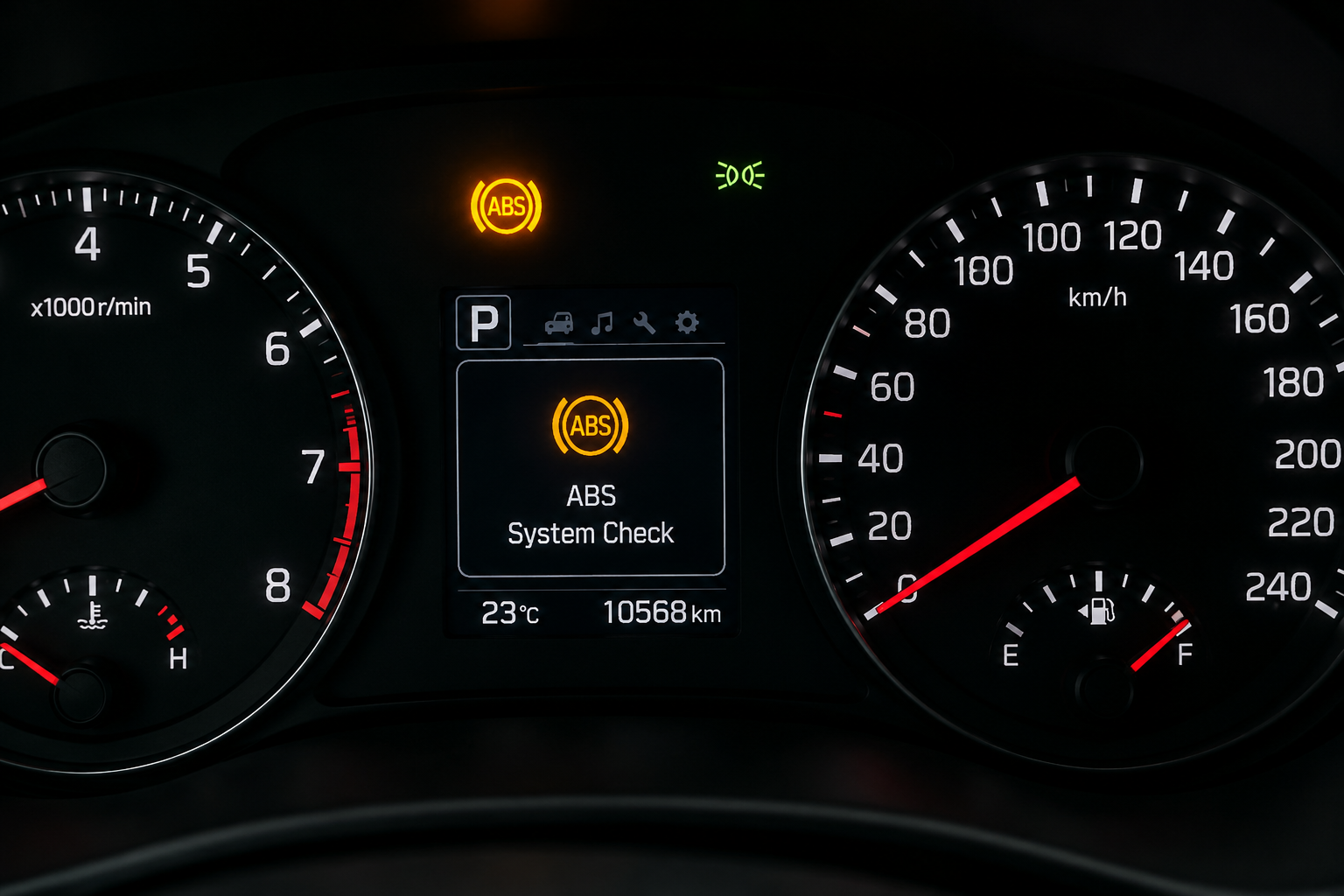 приборная панель автомобиля с горящим значком ABS