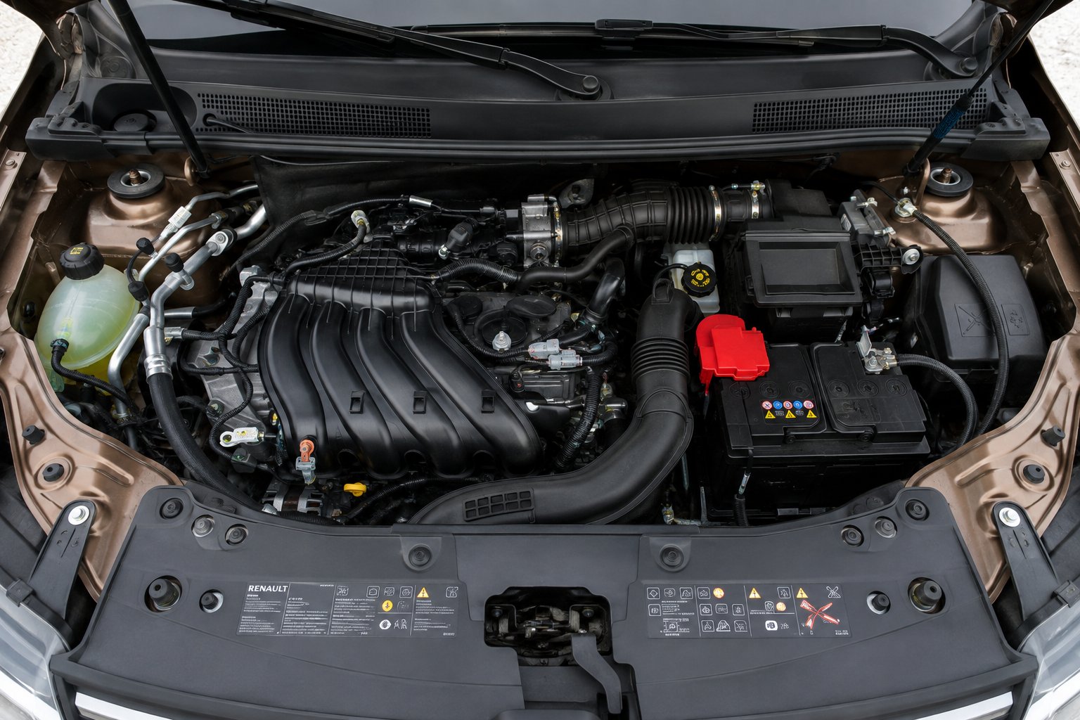 подкапотное пространство Renault Duster